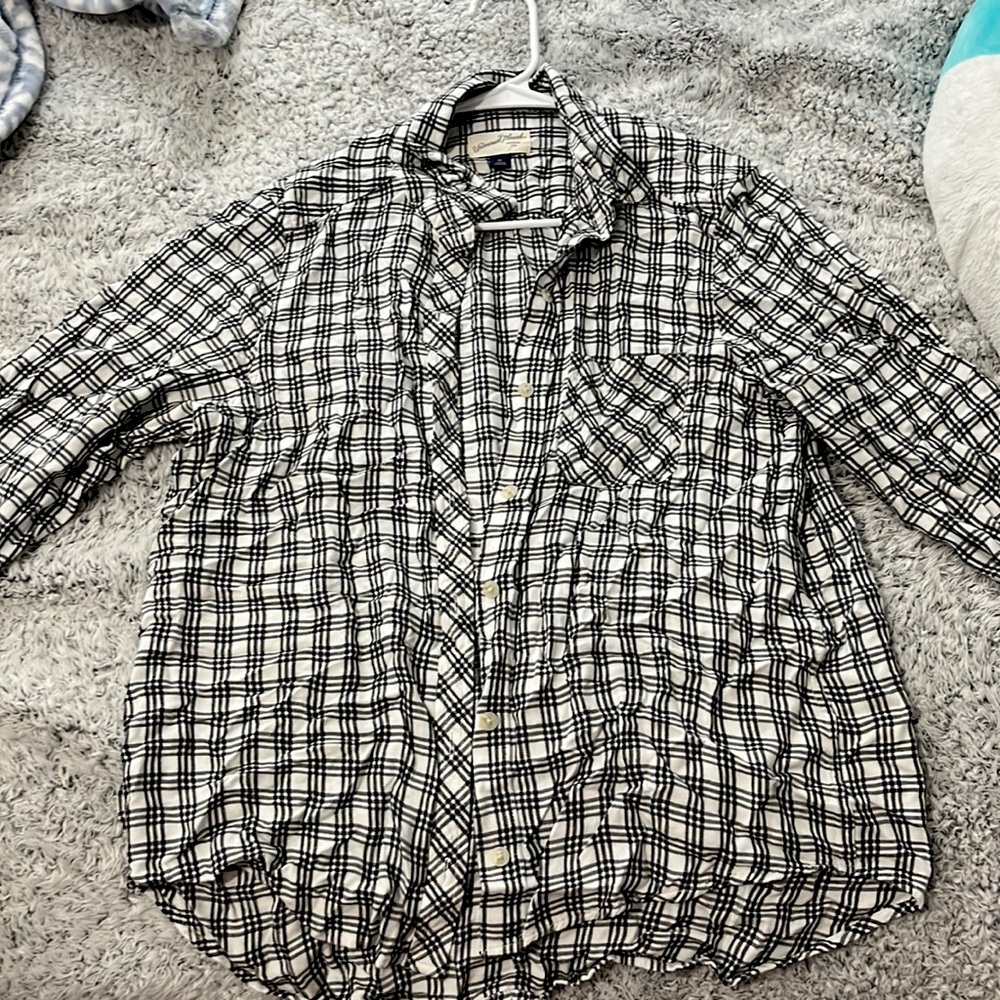 Black/white blouse Universal Thread! Super light weight cute button up blouse!